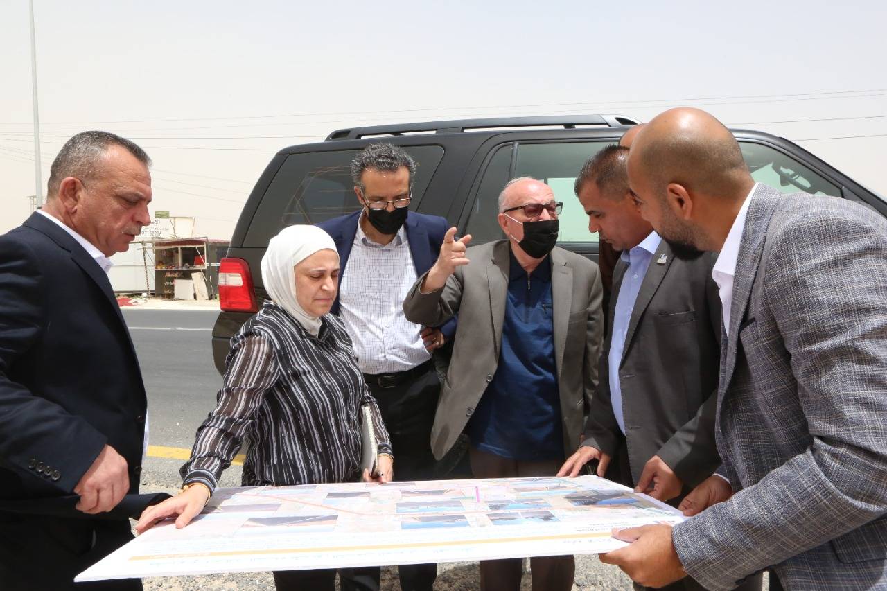وزير الأشغال يتفقد أعمال مشروع طريق الشحن الجوي