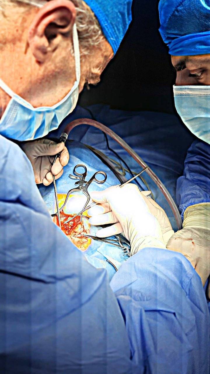 مستشفى الزرقاء الحكومي ولأول مرة يجري عملية جراحية معقدة ونادره لطفل عمره اسبوعين بنجاح ... صور  .