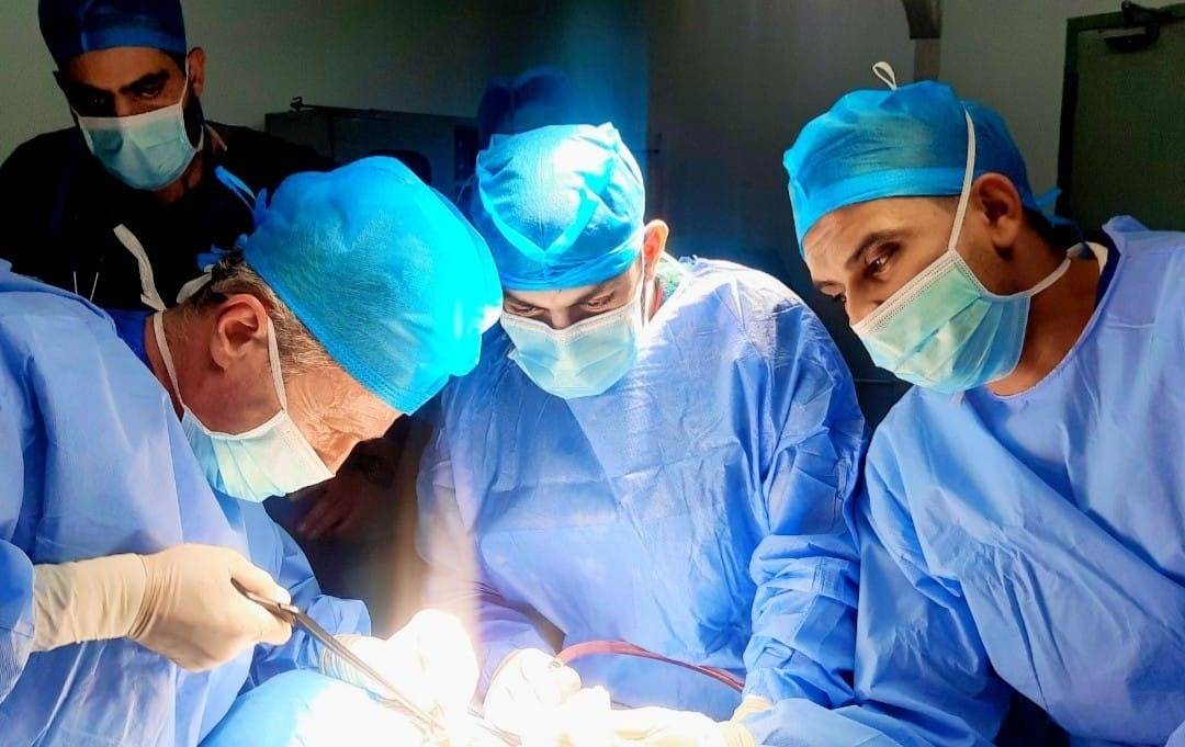 مستشفى الزرقاء الحكومي ولأول مرة يجري عملية جراحية معقدة ونادره لطفل عمره اسبوعين بنجاح ... صور  .