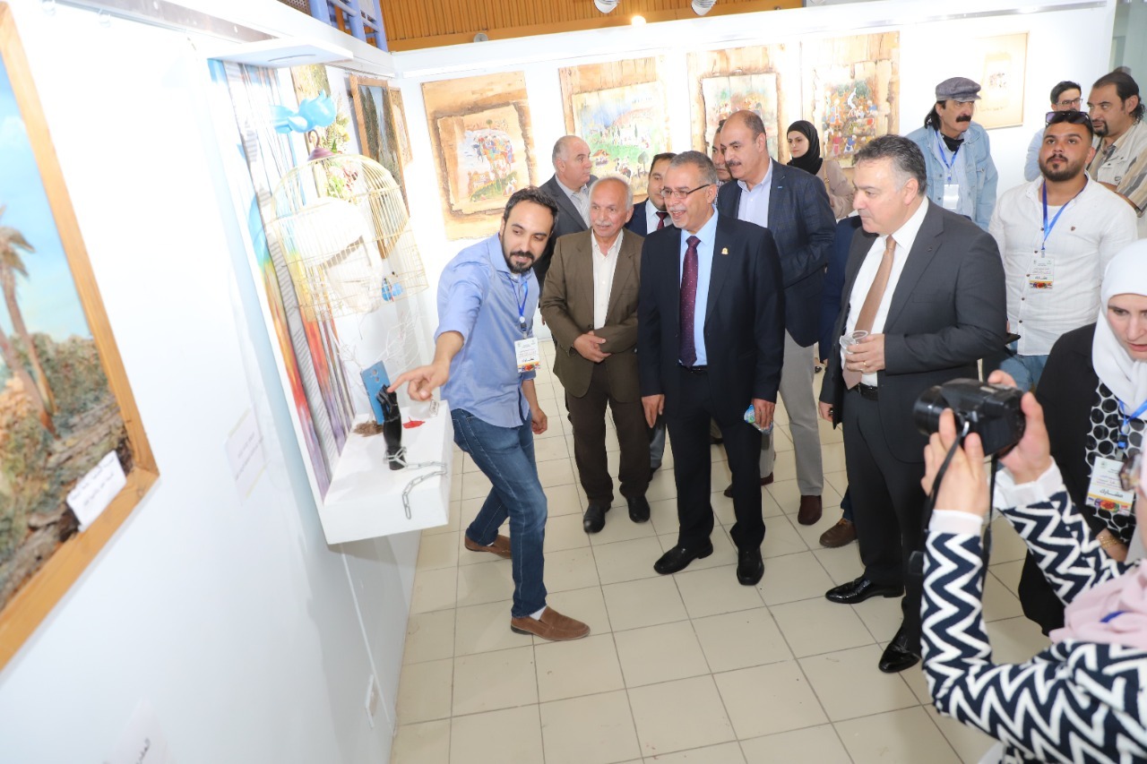  فنون اليرموك تنظم معرضا فنيا بعنوان كن صديقا للبيئة- صور