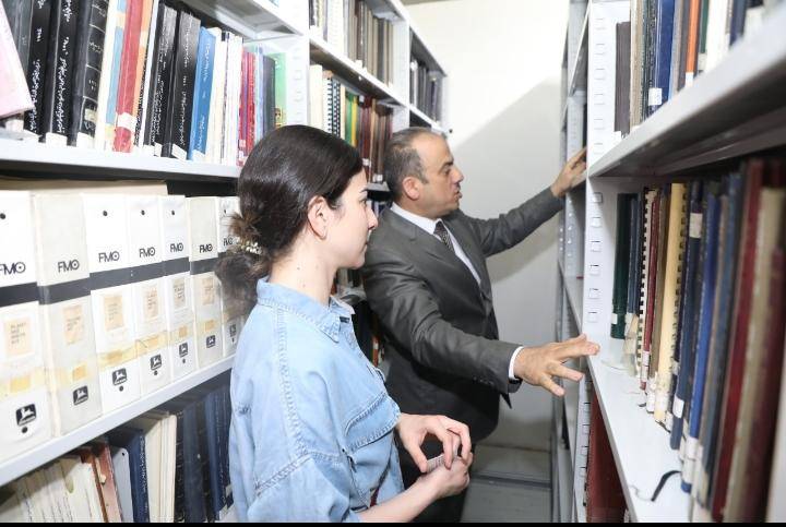 اهداء إنجازات العالم عواد لمكتبة البحوث الزراعية  صور