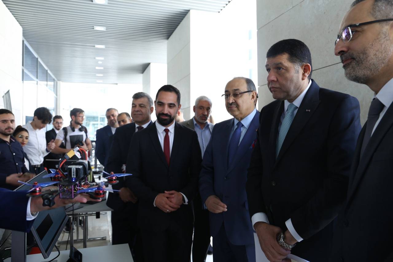 وزير العمل يفتتح اليوم الوظيفي الأول في جامعة الحسين التقنية صور