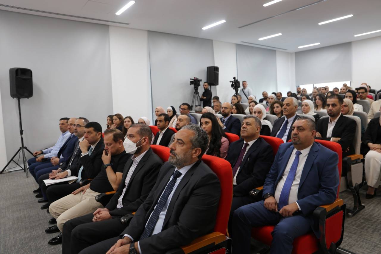 وزير العمل يفتتح اليوم الوظيفي الأول في جامعة الحسين التقنية صور