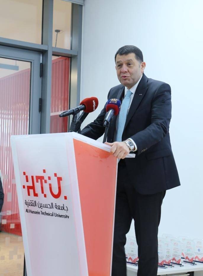 وزير العمل يفتتح اليوم الوظيفي الأول في جامعة الحسين التقنية صور