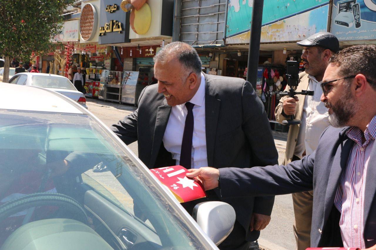 بحضور المحافظ الجبور .. بلدية الزرقاء تنفذ مبادرة لتوزيع شعار الاستقلال وصور الملك واعلام الاردن 