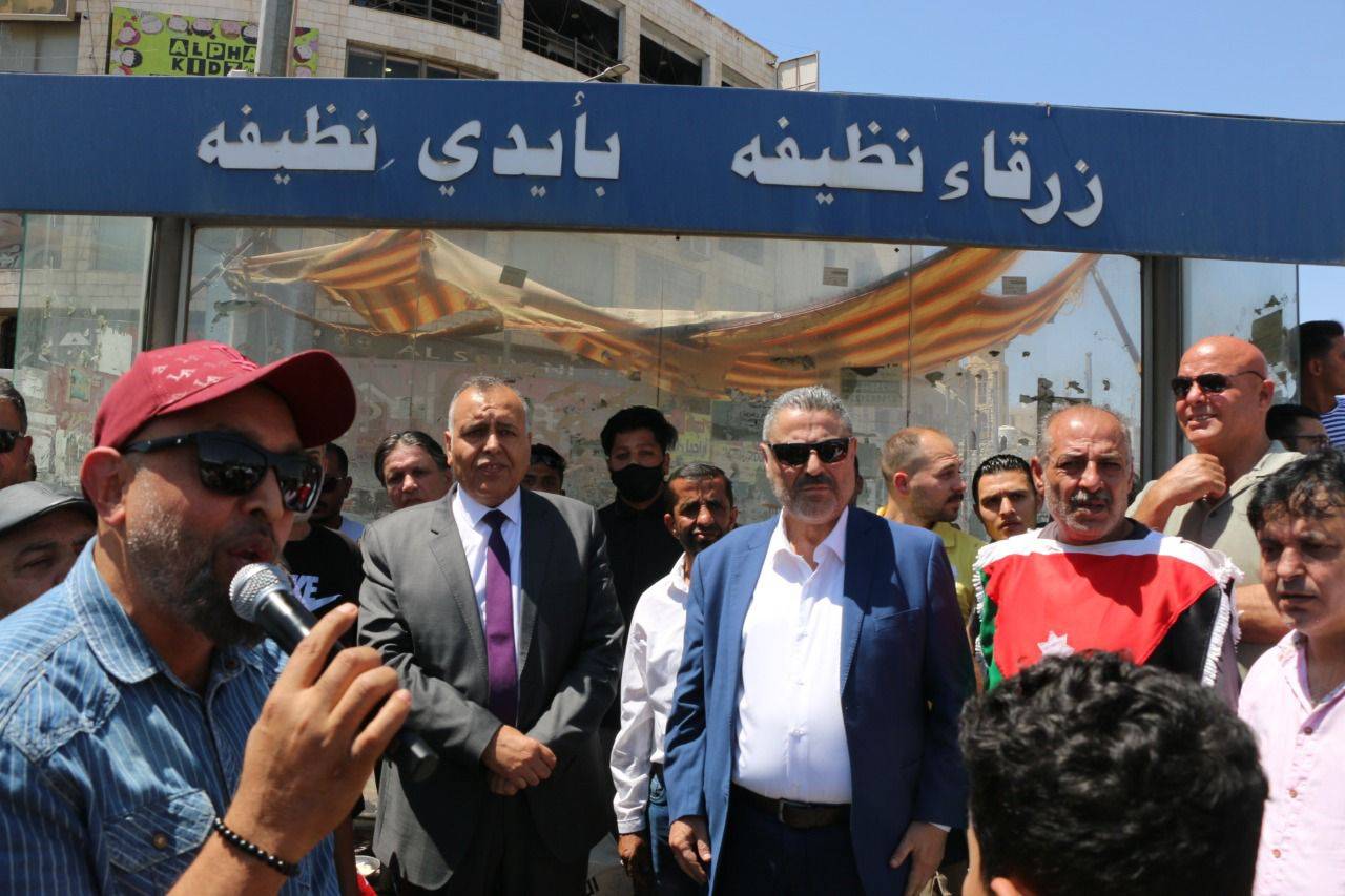 بحضور المحافظ الجبور .. بلدية الزرقاء تنفذ مبادرة لتوزيع شعار الاستقلال وصور الملك واعلام الاردن 