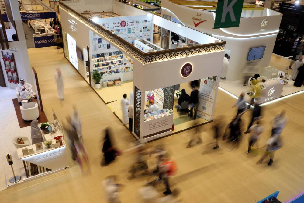 نهيان بن مبارك يزور جناح «أكاديمية الشعر» في «أبوظبي للكتاب»