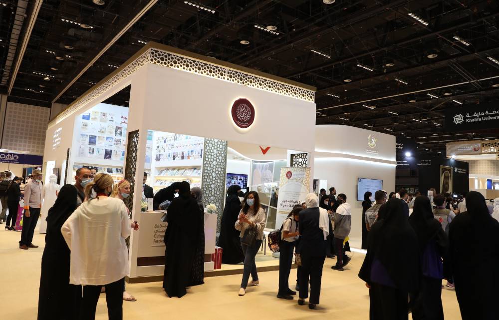 نهيان بن مبارك يزور جناح «أكاديمية الشعر» في «أبوظبي للكتاب»