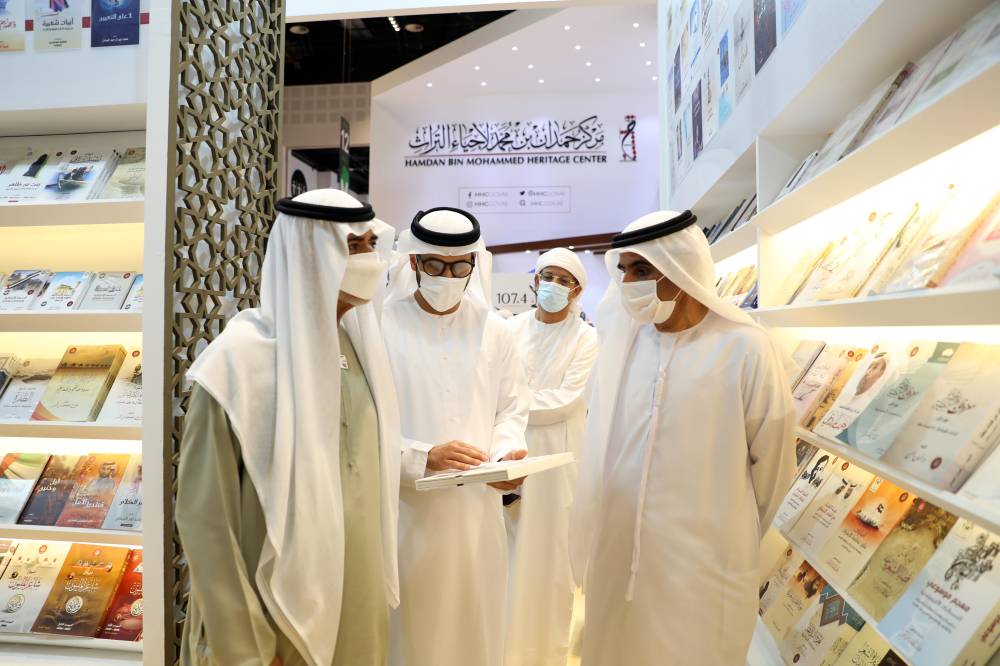 نهيان بن مبارك يزور جناح «أكاديمية الشعر» في «أبوظبي للكتاب»
