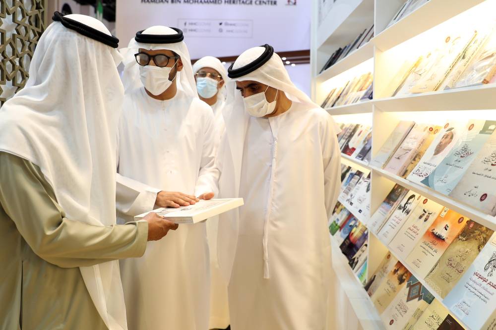 نهيان بن مبارك يزور جناح «أكاديمية الشعر» في «أبوظبي للكتاب»