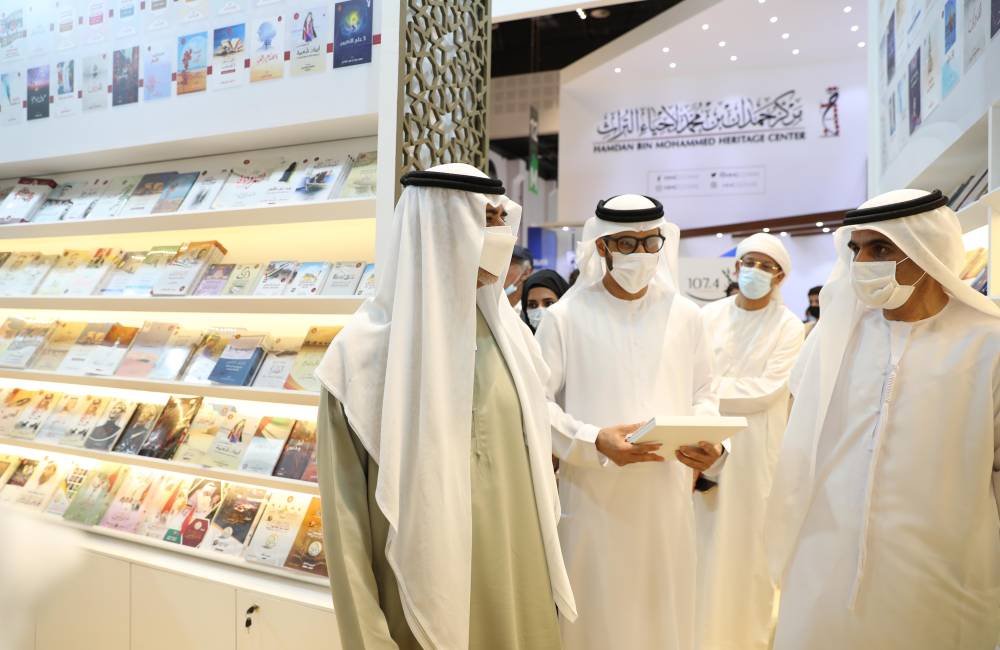 نهيان بن مبارك يزور جناح «أكاديمية الشعر» في «أبوظبي للكتاب»