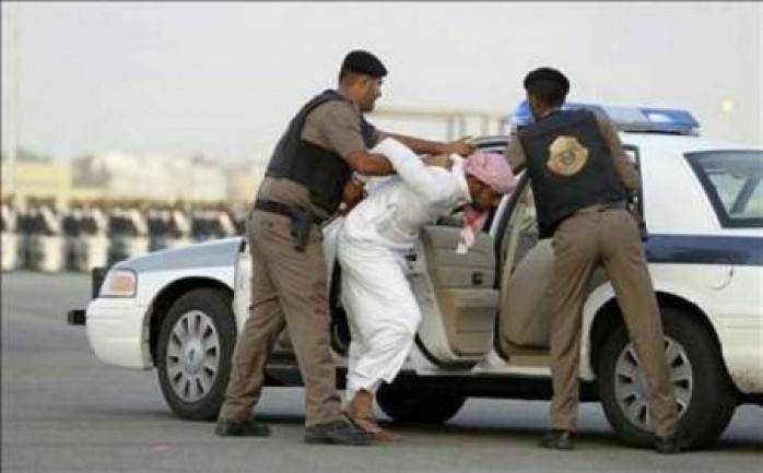 شرطة محافظة المخواة تقبض على مواطن لنقله في مركبته (5) مخالفين لنظام أمن الحدود