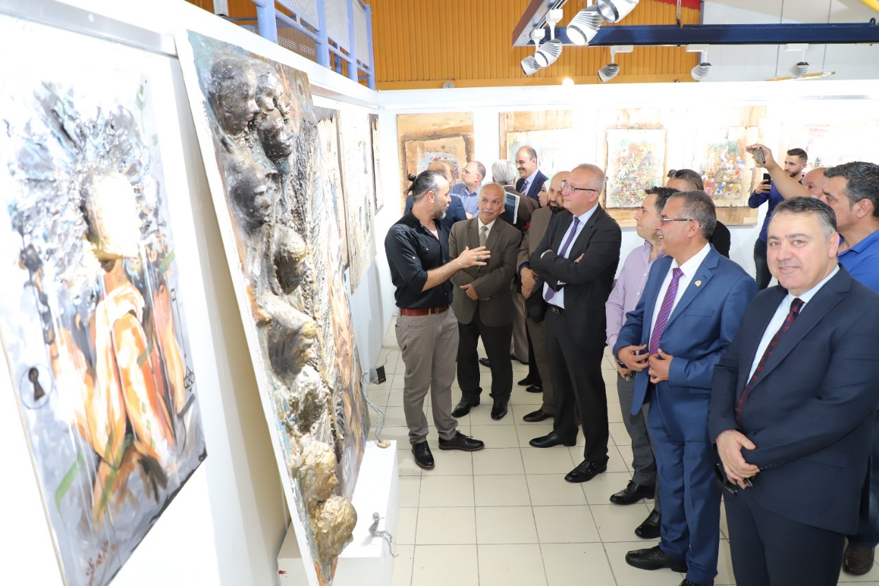  فنون اليرموك تنظم معرضا فنيا لطلبة مساق الرسم والتصوير الجداري- صور