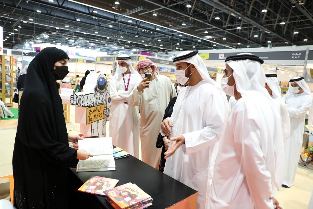 فارس خلف المزروعي يزور معرض أبوظبي الدولي للكتاب بدورته 31