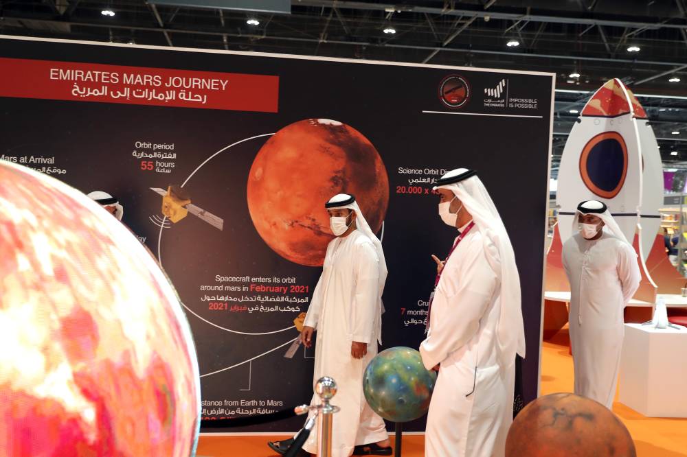 فارس خلف المزروعي يزور معرض أبوظبي الدولي للكتاب بدورته 31