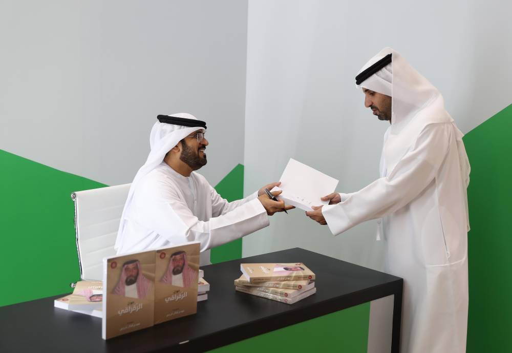 فارس خلف المزروعي يزور معرض أبوظبي الدولي للكتاب بدورته 31