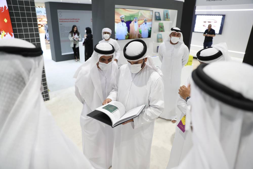 فارس خلف المزروعي يزور معرض أبوظبي الدولي للكتاب بدورته 31