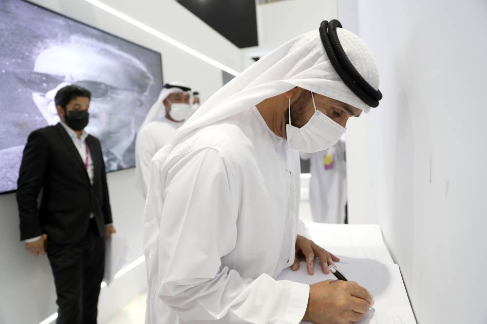 فارس خلف المزروعي يزور معرض أبوظبي الدولي للكتاب بدورته 31