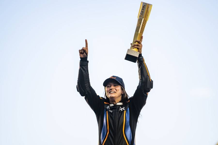 إي سكوتر تصنع التاريخ بتتويجٍ أنثوي في سباق سويسرا