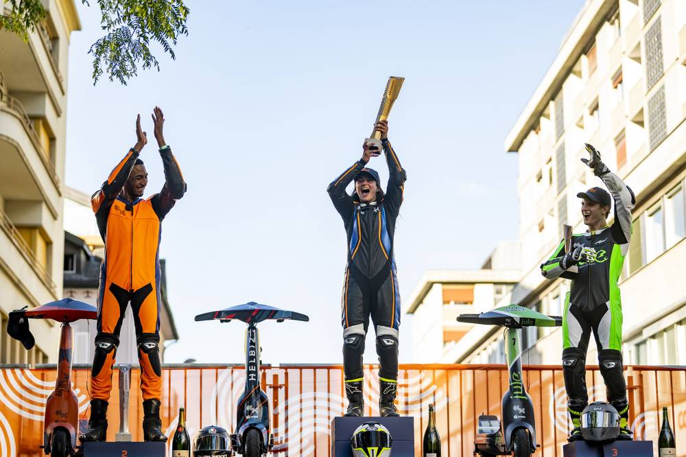   إي سكوتر تصنع التاريخ بتتويجٍ أنثوي في سباق سويسرا