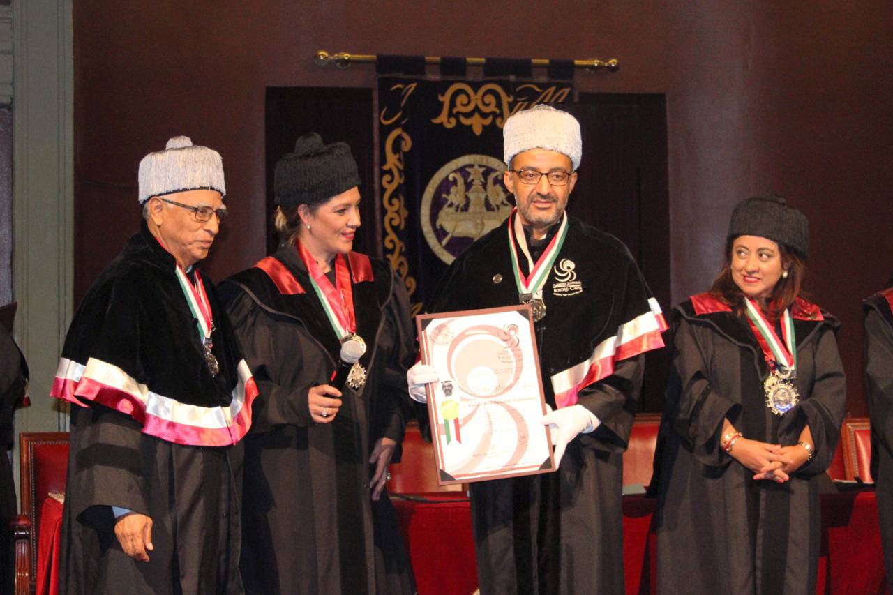 اتحاد الجامعات المكسيكية يمنح خالد الظنحاني دكتوراه فخرية ووسام التنمية الثقافية