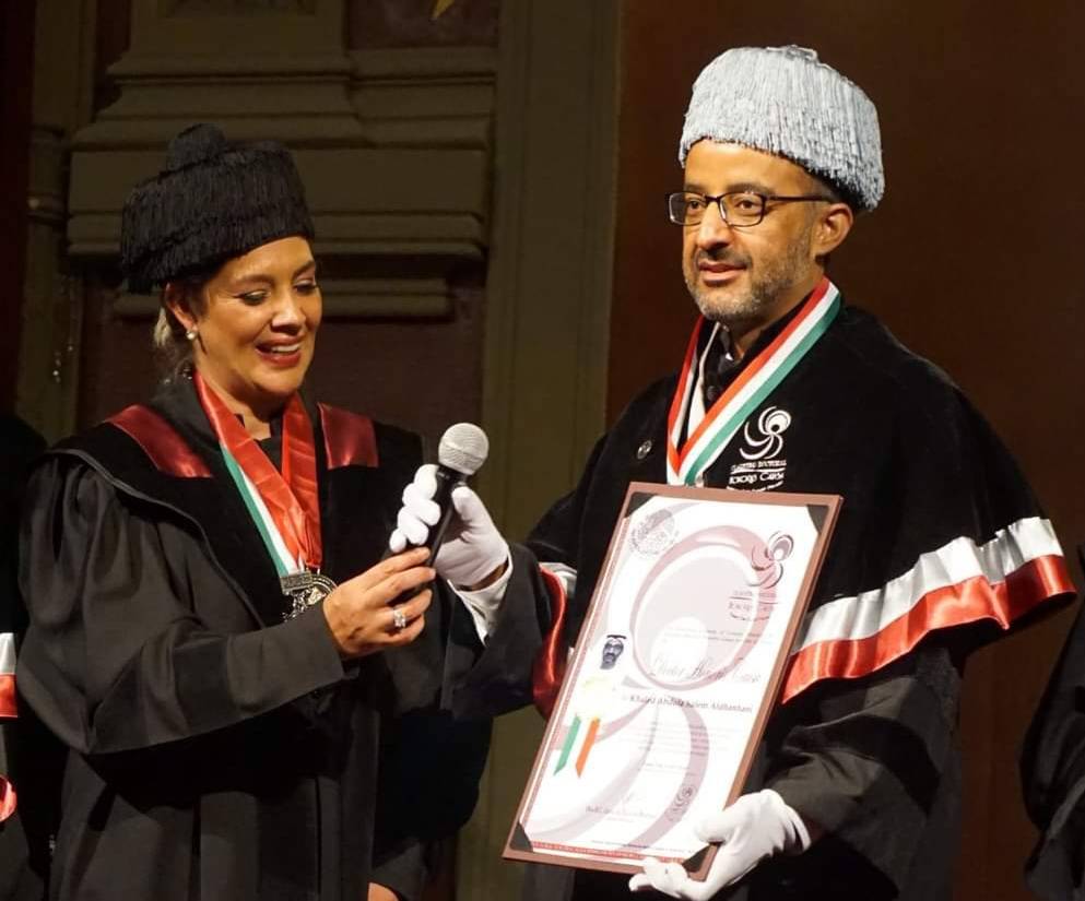 اتحاد الجامعات المكسيكية يمنح خالد الظنحاني دكتوراه فخرية ووسام التنمية الثقافية