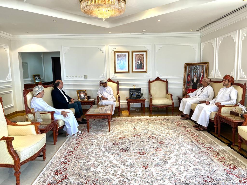 وزير الاعلام يلتقي برئيس الاتحاد الدولي للصحافة الرياضية ويرحب باستضافة أحداث اعلامية رياضية كبيرة