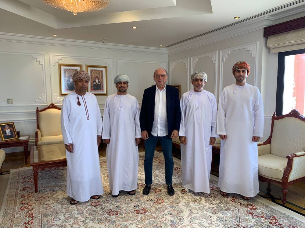 وزير الاعلام يلتقي برئيس الاتحاد الدولي للصحافة الرياضية ويرحب باستضافة أحداث اعلامية رياضية كبيرة