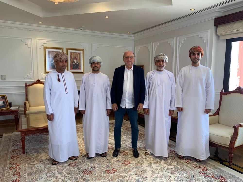 وزير الاعلام يلتقي برئيس الاتحاد الدولي للصحافة الرياضية ويرحب باستضافة أحداث اعلامية رياضية كبيرة