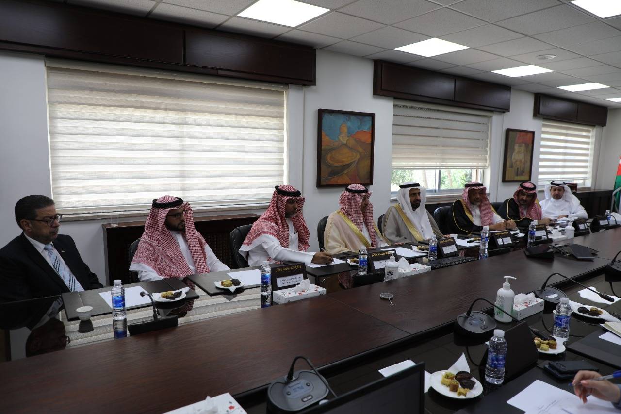  وزير السياحة والآثار يلتقي وزير الحج والعمرة السعودي