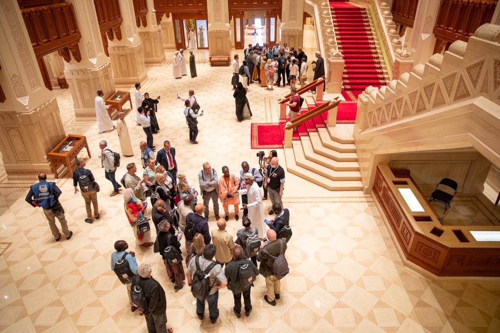 الوفد المشارك في اجتماعات مؤتمر الاتحاد الدولي للصحفيين يزور دار الأوبرا السلطانية