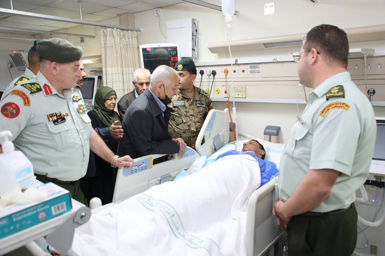 بتوجيهات من الملك، العيسوي يطمئن على مصابي واجب مالي.