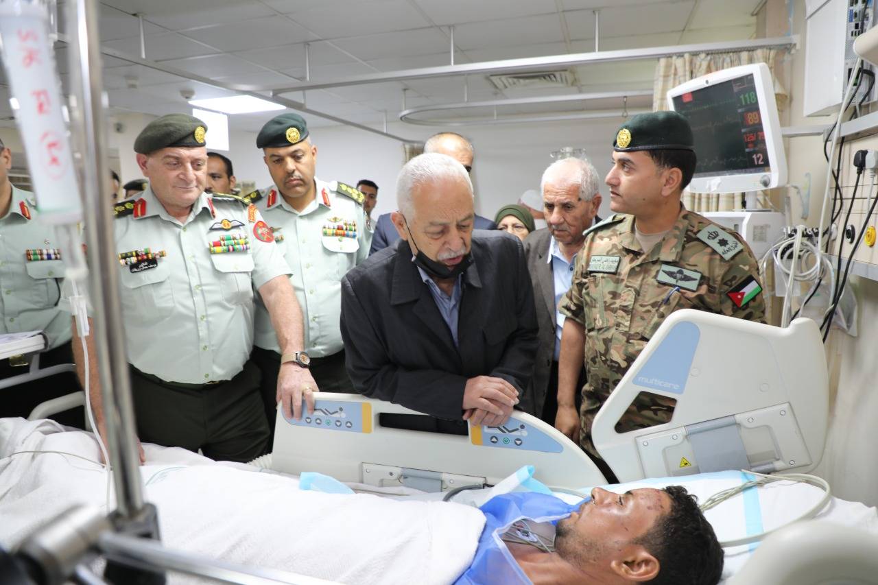 بتوجيهات من الملك، العيسوي يطمئن على مصابي واجب مالي.