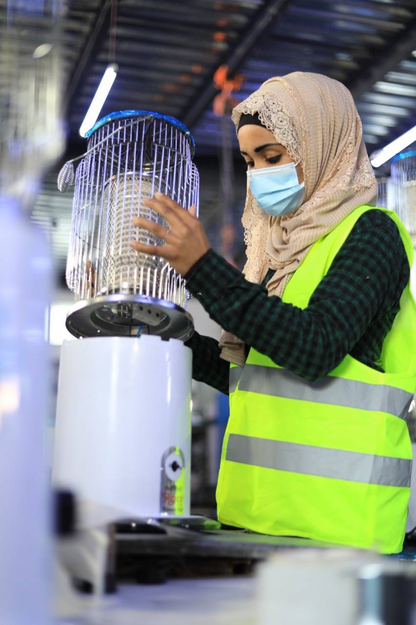  دعـاء الجبـارات نشـمية فـي منطقتهـا تمتهـن صيانــة الأجهــزة الكهربائيــة الخفيفــة وتوفــر مصدر دخل لأسرتها