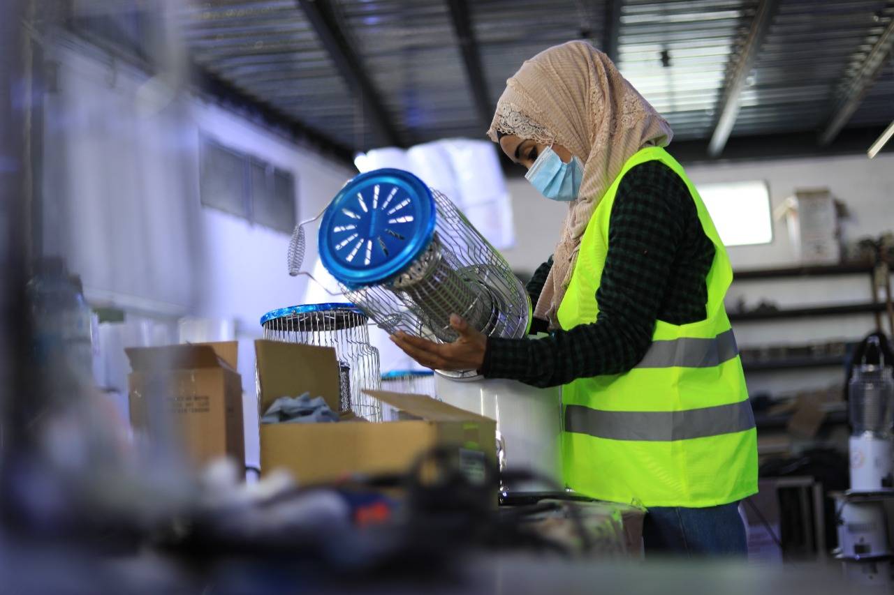  دعـاء الجبـارات نشـمية فـي منطقتهـا تمتهـن صيانــة الأجهــزة الكهربائيــة الخفيفــة وتوفــر مصدر دخل لأسرتها