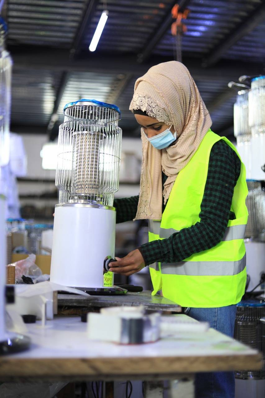  دعـاء الجبـارات نشـمية فـي منطقتهـا تمتهـن صيانــة الأجهــزة الكهربائيــة الخفيفــة وتوفــر مصدر دخل لأسرتها
