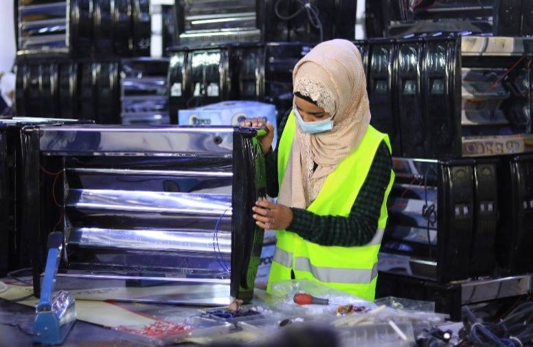  دعـاء الجبـارات نشـمية فـي منطقتهـا تمتهـن صيانــة الأجهــزة الكهربائيــة الخفيفــة وتوفــر مصدر دخل لأسرتها