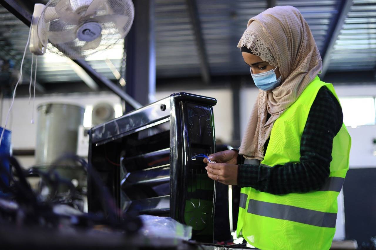 دعـاء الجبـارات نشـمية فـي منطقتهـا تمتهـن صيانــة الأجهــزة الكهربائيــة الخفيفــة وتوفــر مصدر دخل لأسرتها