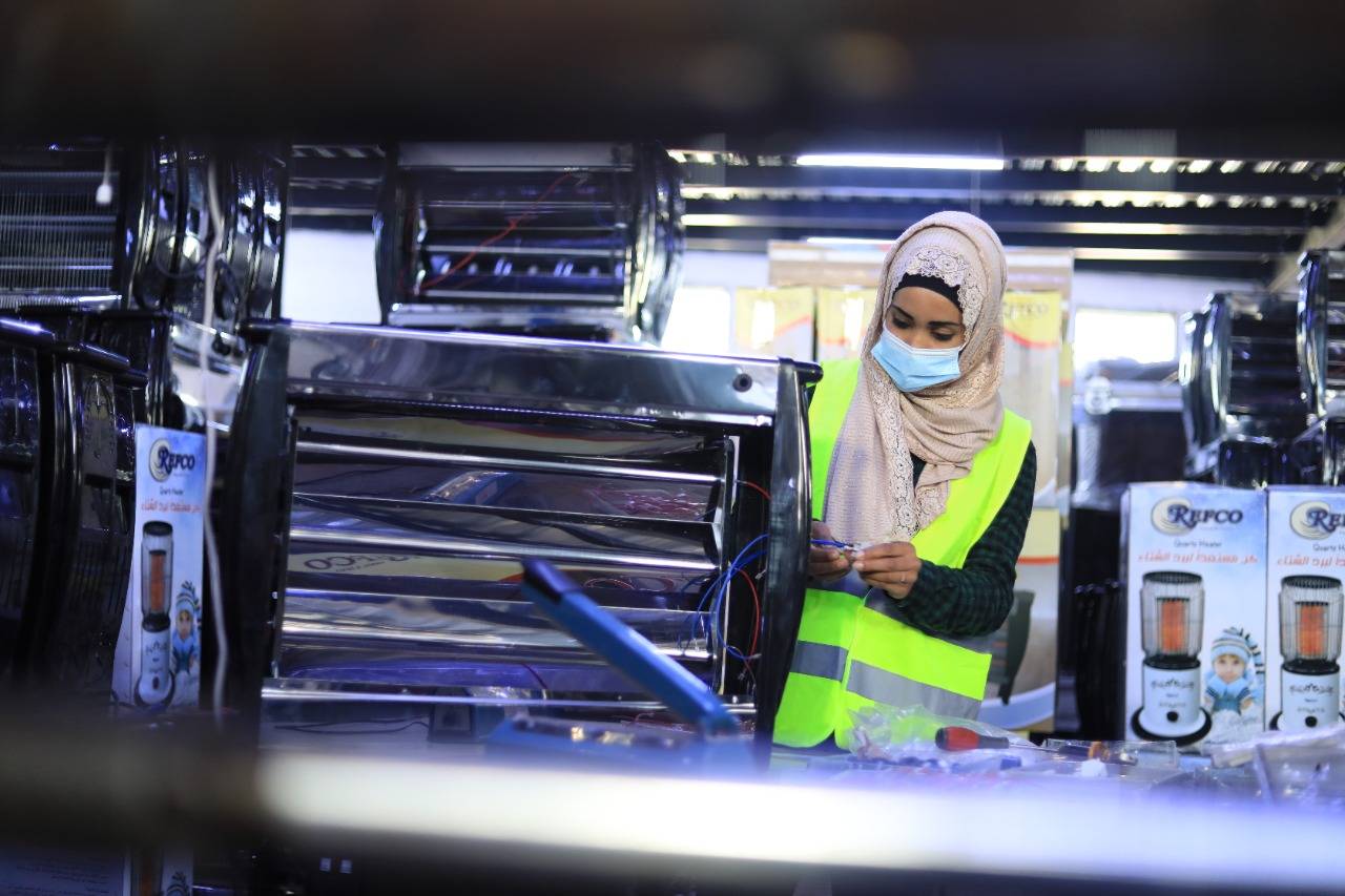  دعـاء الجبـارات نشـمية فـي منطقتهـا تمتهـن صيانــة الأجهــزة الكهربائيــة الخفيفــة وتوفــر مصدر دخل لأسرتها