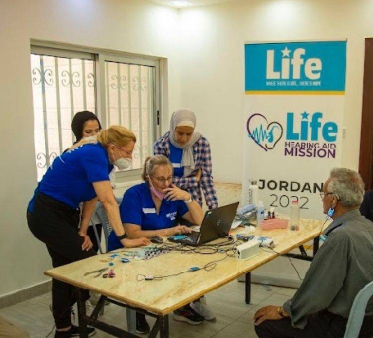مؤسسة الحياه للاغاثة والتنميةوبالتعاون مع فريق أخصائي للسمع من مؤسسة انثيوس في أمريكا تقيم حملة طبيه مجانية وتركيب سماعات أذن طبية
