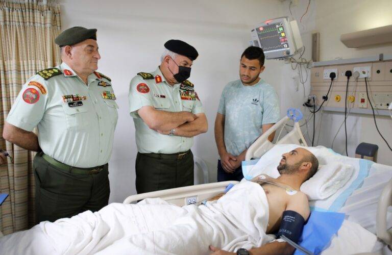 رئيس هيئة الأركان المشتركة يعود مصابي واجب مالي