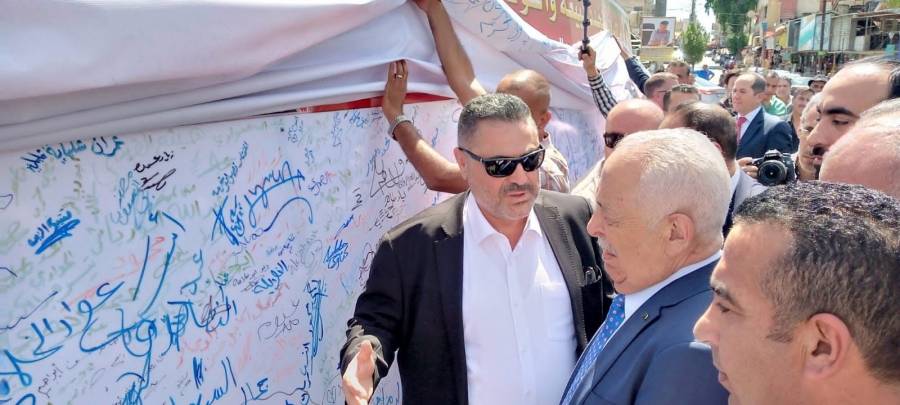 رئيس بلدية الزرقاء يسلم وثيقة مع الملك لرئيس الديوان _ صور