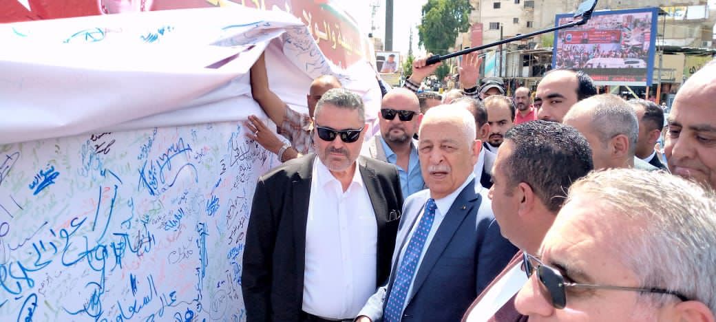  رئيس بلدية الزرقاء يسلم وثيقة مع الملك لرئيس الديوان  صور