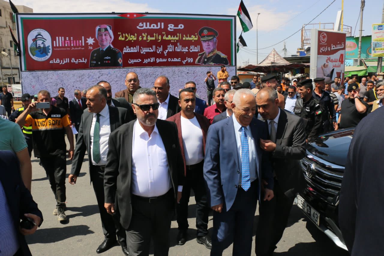  رئيس بلدية الزرقاء يسلم وثيقة مع الملك لرئيس الديوان  صور