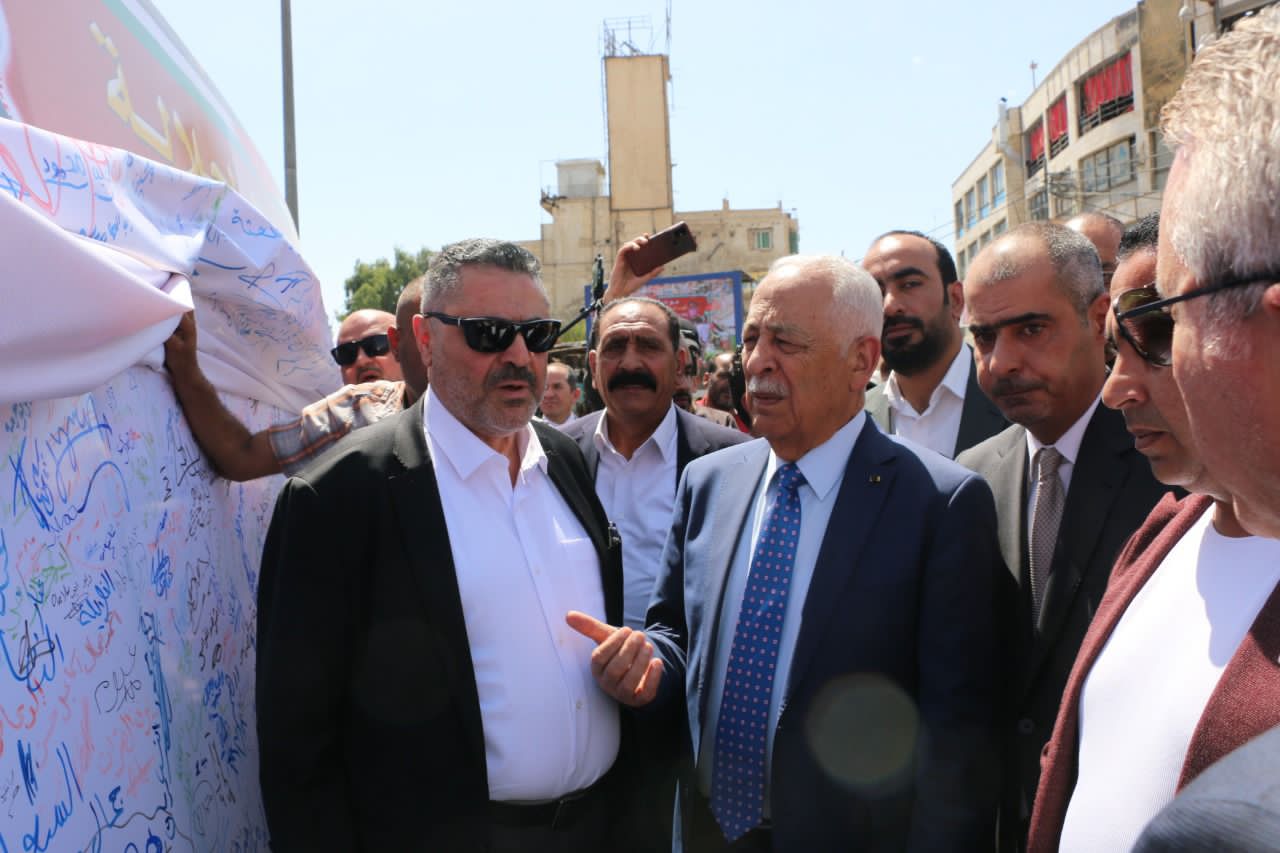  رئيس بلدية الزرقاء يسلم وثيقة مع الملك لرئيس الديوان  صور