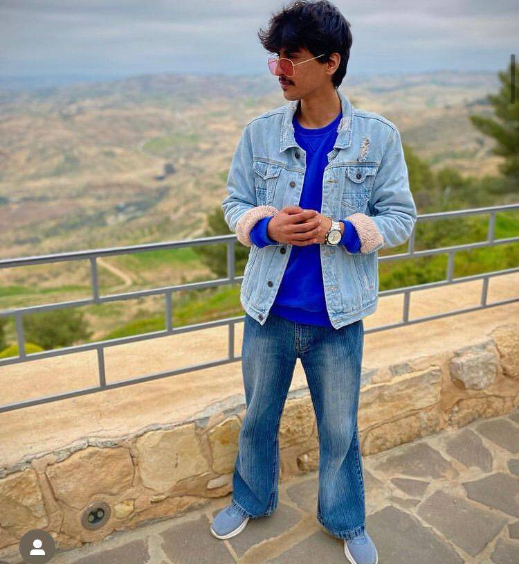 زيد السواريه يهنئ احمد  الحويان  بمناسبة التخرج