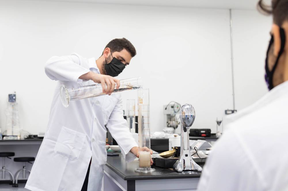 جامعة عجمان تكرّم أبناءها النوابغ في البحث العلمي