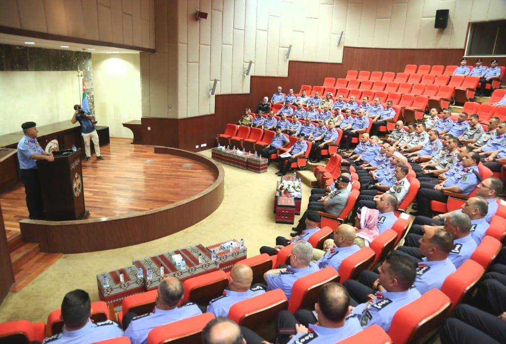 مندوباً عن الحواتمة.. العميد ابو شتال يقلد الرتب الجديدة لكبار الضباط الذين صدرت الإرادة الملكية بترفيعهم لرتبة عقيد 