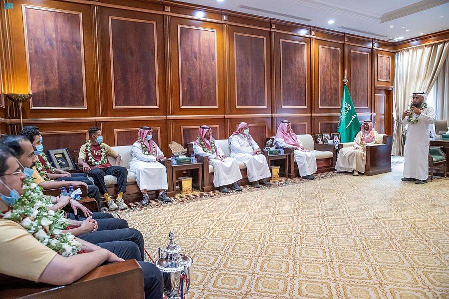 نائب أمير حائل يستقبل فريق الصم بالمنطقة