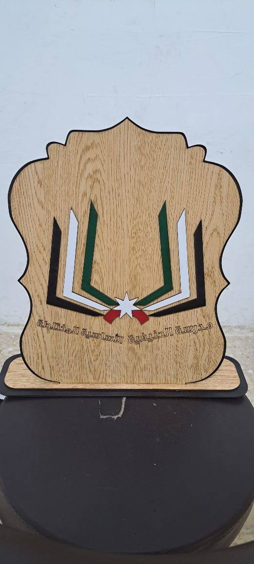 تكريم مدرسة الحنيفيه الاساسيه بعد حصولها على المركز الاول بمسابقه اجمل شعار